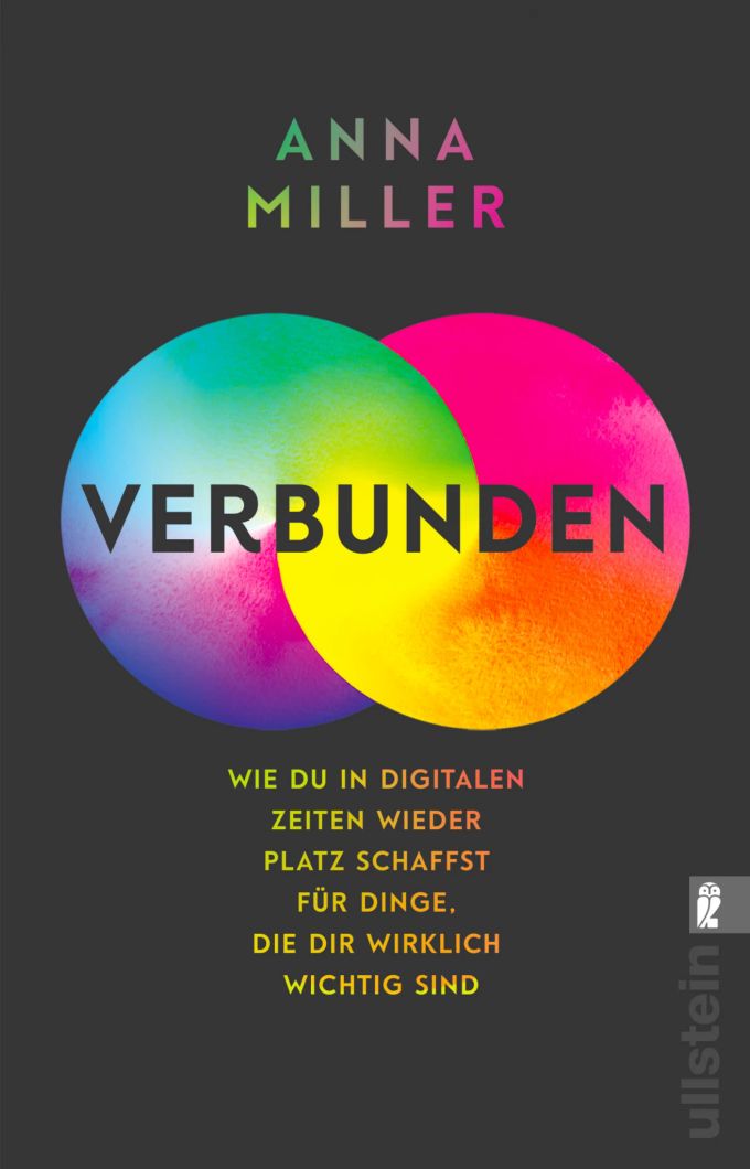 Anna Miller zeigt in ihrem Buch «verbunden», wie wir einen ausgewogenen Umgang mit Smartphone und Co. finden und somit wieder digitale Balance in unseren Alltag bringen können. Anna Miller Buch