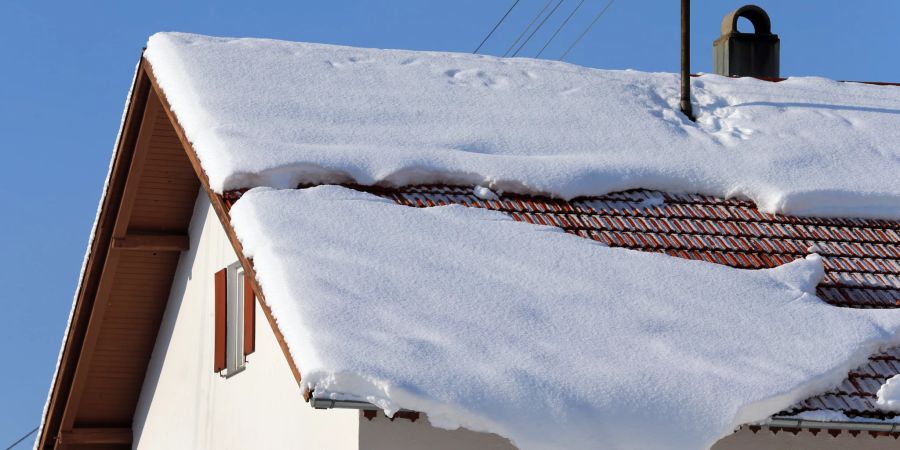 Hausbesitzer Schnee Dach räumen