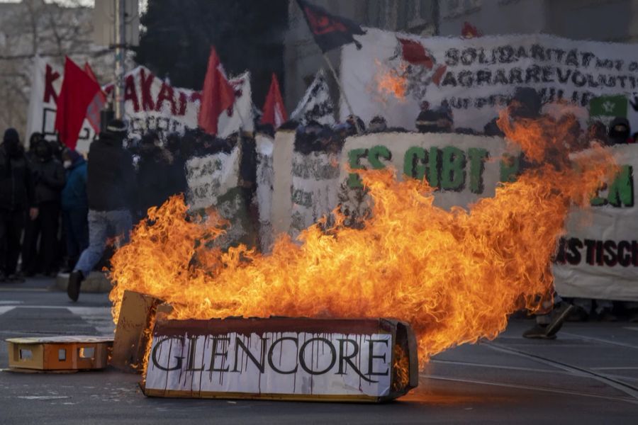 Die Polizeikräfte seien «gezielt angegriffen» worden.