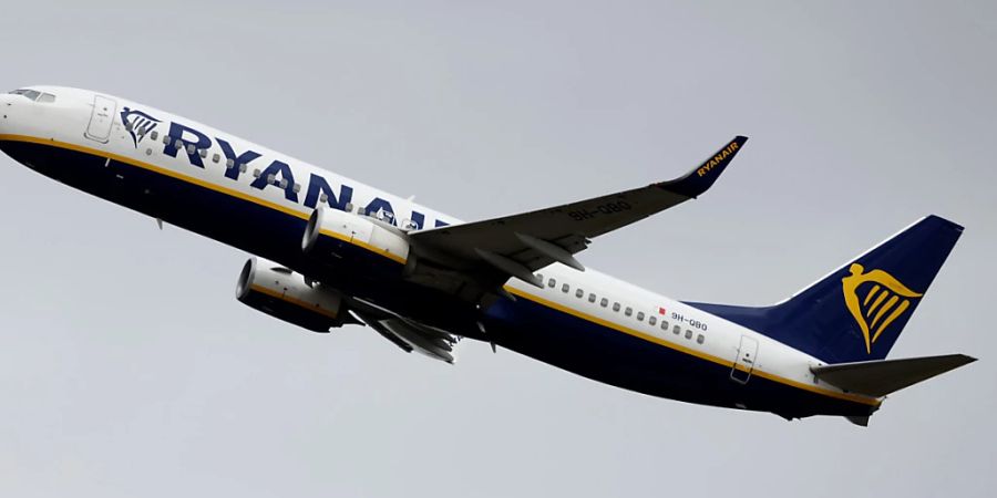 Die Billigfluggesellschaft Ryanair ist auf Erfolgskurs. Im Weihnachtsquartal flogen mehr Gäste mit Ryanair und unter dem Strich verblieb wie angekündigt ein Gewinn.(Archivbild)