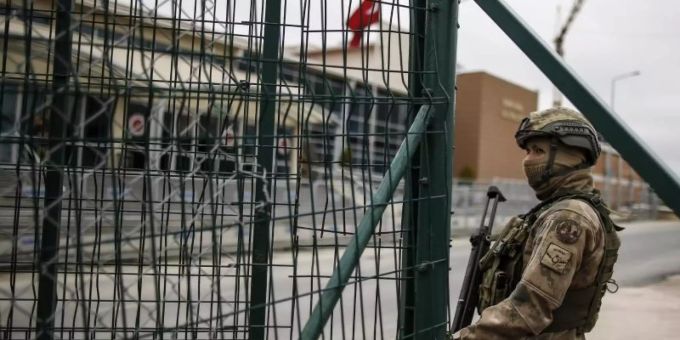 Mehr als 200 Soldaten sind durch die türkische Regierung festgenommen worden. (Symbolbild) gefängnis türkei