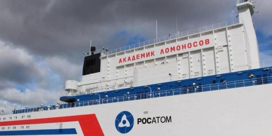 Das erste schwimmende Atomkraftwerk liegt im Hafen von Murmansk. Die «Akademik Lomonossow» soll mit zwei Reaktoren an Bord von Schleppern rund 4700 Kilometer weit in den äussersten Nordosten Russlands gezogen werden. Foto: Claudia Thaler