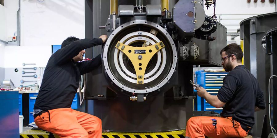 Zwei Arbeiter in der SBB-Cargo-Werkstätte in Bellinzona. (Archivbild)