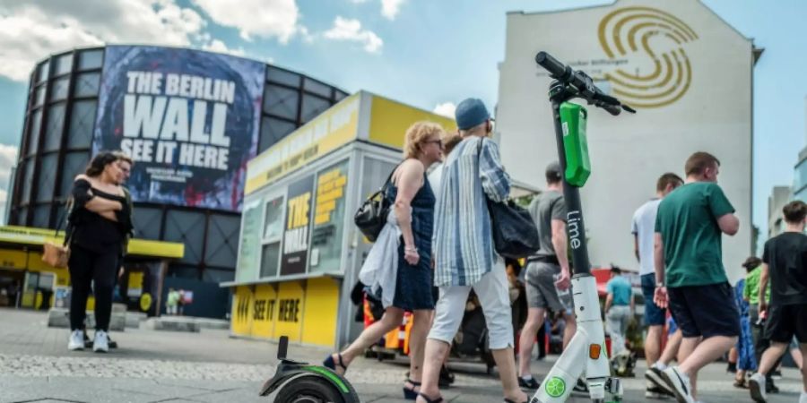 Auf Berlins Gehwegen sollen E-Roller bald nicht mehr zu sehen sein.