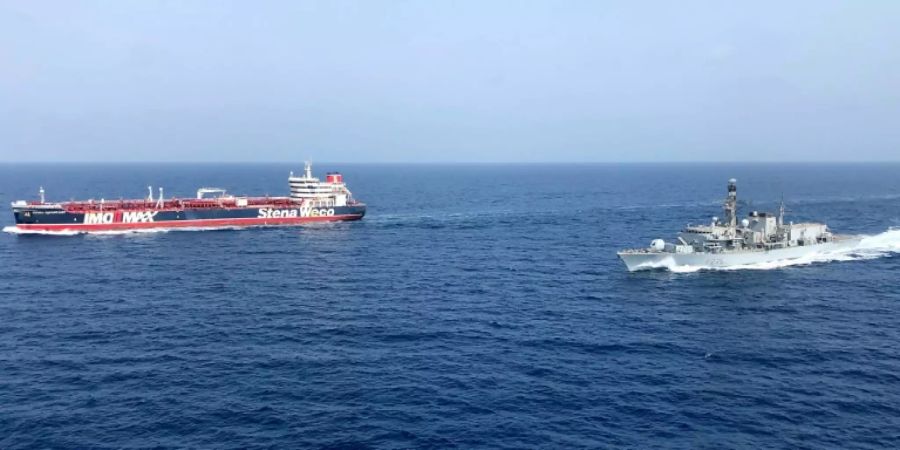 Britisches Marineboot (li.) begleitet Tanker