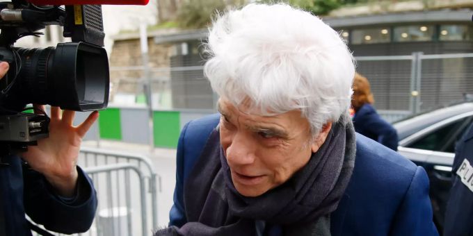 Bernard Tapie, früherer Adidas Eigner sowie Minister, Schauspieler und Fussballmanager, steigt an einem Pariser Gericht aus einem Auto. Prozess gegen Ex-Minister Tapie