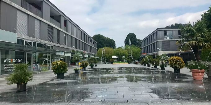 Gemeinde Muri-Gümligen – Der Marktplatz beim neuen Murizentrum mit Wasserspiel. Gemeinde Muri-Gümligen – Der Marktplatz beim neuen Murizentrum mit Wasserspiel.
