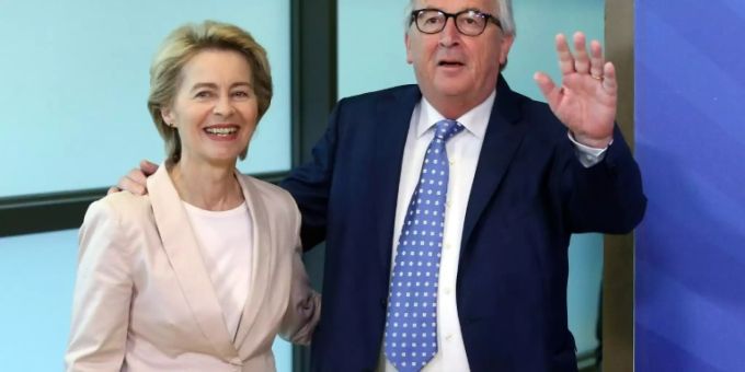 Von der Leyen und scheidender Kommissionspräsident Juncker Von der Leyen und scheidender Kommissionspräsident Juncker