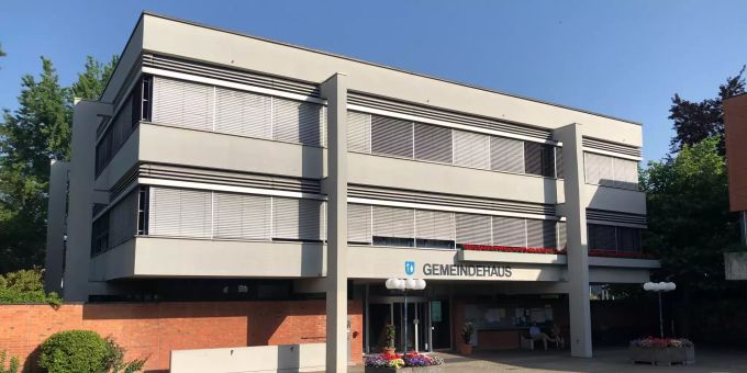 Das Gemeindehaus von Oberengstringen aus der Optik vom Dorfplatz aus. Das Gemeindehaus von Oberengstringen aus der Optik vom Dorfplatz aus.