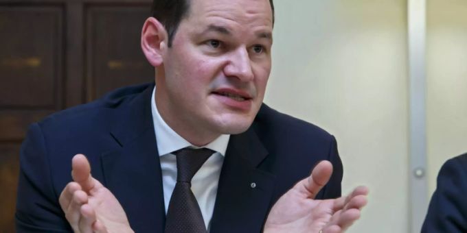 Der angeschlagene Genfer Staatsrat Pierre Maudet hat ab Samstag Anspruch auf eine Rente auf Lebenszeit. Der FDP-Politiker ist seit Juni 2012 in der Regierung und 41 Jahre alt. (Archivbild) Pierre maudet