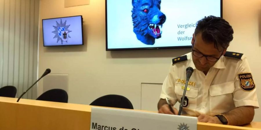 Polizeisprecher Marcus da Gloria Martins zeigt ein Vergleichsbild einer Wolfsmaske. In München hat ein Mann mit Wolfsmaske ein elfjähriges Mädchen vergewaltigt. Foto: Wera Engelhardt