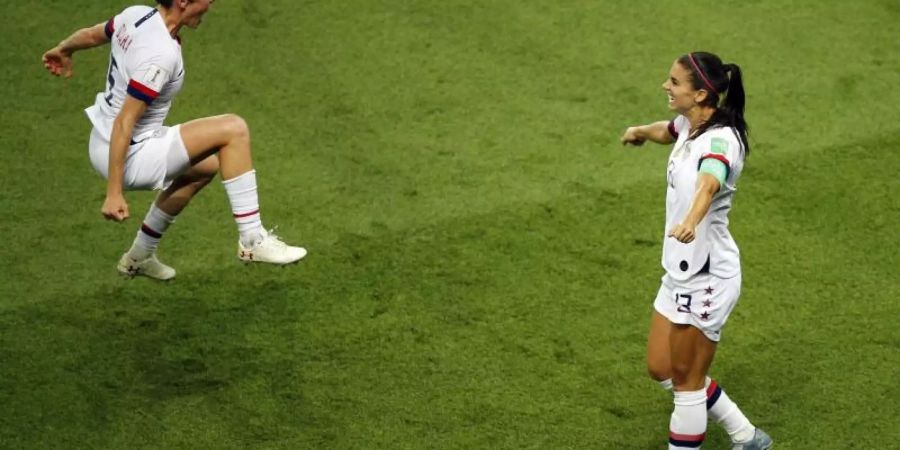 Kelley O Hara (l) und Alex Morgan aus den USA feiern nach dem Sieg. Das Spiel der USA gegen Frankreich holt den Quotensieg. Foto: Francois Mori