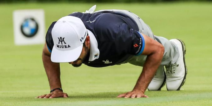 Forscher haben einen direkten Zusammenhang zwischen der Anzahl an Push Ups, die jemanden machen kann, und dem Sterberisiko der Person gefunden. (Archivbild: Abraham Ancer macht Push Ups auf dem Golfplatz. Foto: Tannen Maury. push ups