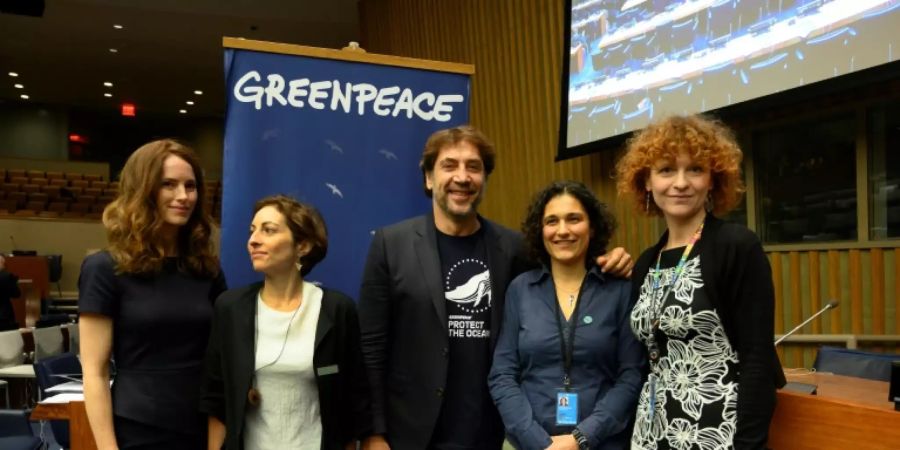 Javier Bardem mit Umweltaktivistinnen in New York