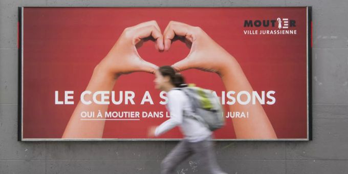 Für die Projurassier ist der Wechsel zum Kanton Jura eine Herzensangelegenheit. Ein Plakat in Moutier wirbt für ein Ja bei der Abstimmung im Juni 2017. moutier