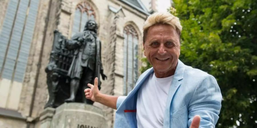 Wo alles begann: Hans-Jürgen Beyer vor der Leipziger Thomaskirche am Bachdenkmal. Foto: Hendrik Schmidt