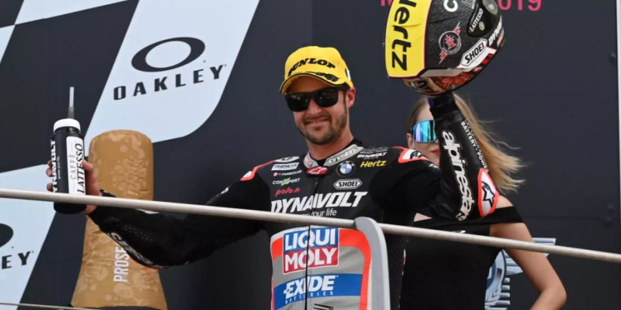 Tom Lüthi lässt sich in Mugello nach seinem 3. Platz feiern