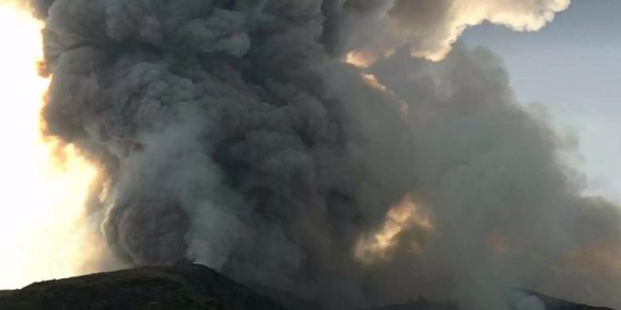 Ein heftiger Ausbruch des Vulkans Stromboli in Italien hat einen Menschen das Leben gekostet. Foto: Ansa/AP Ein heftiger Ausbruch des Vulkans Stromboli in Italien hat einen Menschen das Leben gekostet. Foto: Ansa/AP