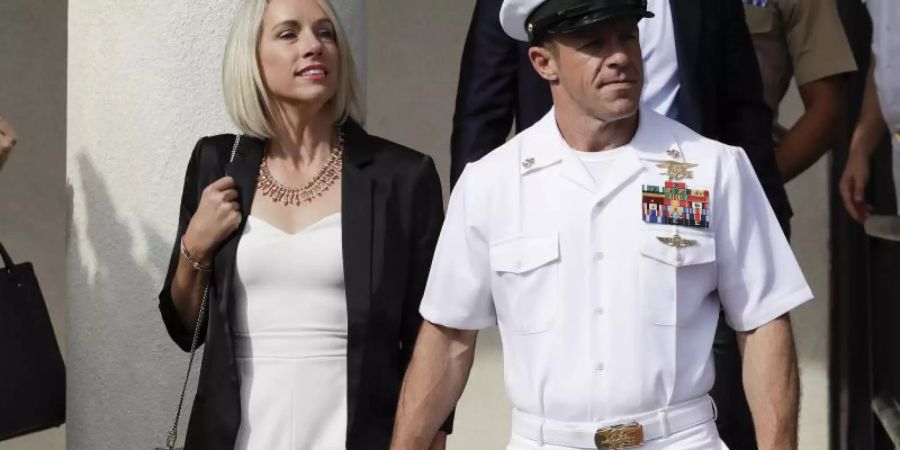 Navy Special Operations Chief Edward Gallagher (m.) mit seiner Frau Andrea Gallagher. Foto: Gregory Bull/AP