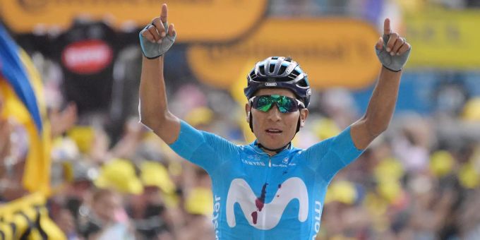 Nairo Quintana aus Kolumbien vom Team Movistar überquert jubelnd als Erster die Ziellinie. Tour de France