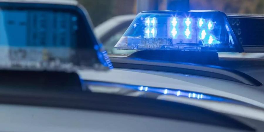 In Starnberg hat eine Gruppe von Jugendlichen versucht, einen 15-Jährigen aus dem Polizeigewahrsam zu befreien - erst mit massiver Unterstützung weiterer Polizisten wurde die Lage beruhigt. Foto: Jens Büttner/Symbolbild