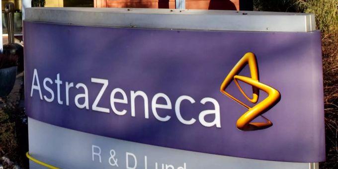 Firmenschild von Astrazeneca. Astrazeneca