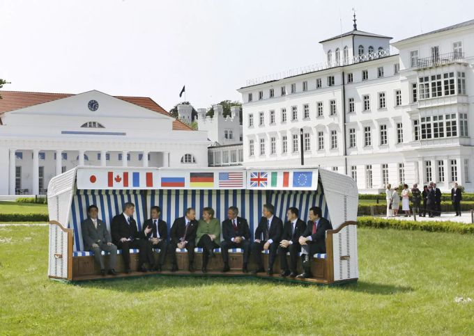 Die Staatsoberhäupter, unter anderem aus Deutschland, Grossbritannien und den USA, im berühmten Strandkorbfoto. Rammstein Strandkorbfoto Grand Hotel