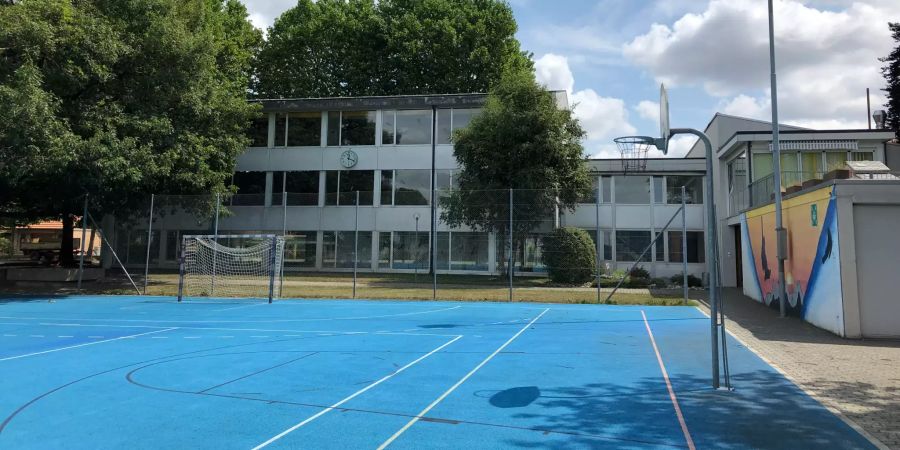 Der Sportplatz mit Turnhalle in Bätterkinden.