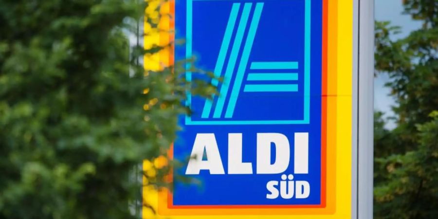 Das Logo von Aldi Süd ist an einer Filiale in München zu sehen. Foto: Matthias Balk/Illustration