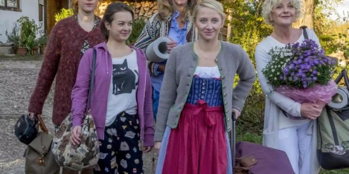Diana (Marlene Morreis, l -r), Fritzi (Michelle Barthel), Marie (Sophie von Kessel), Paula (Anna Maria Mühe) und Judith (Saskia Vester) verbünden sich gegen die Männer. Foto: Erika Hauri/ZDF/ Diana (Marlene Morreis, l -r), Fritzi (Michelle Barthel), Marie (Sophie von Kessel), Paula (Anna Maria Mühe) und Judith (Saskia Vester) verbünden sich gegen die Männer. Foto: Erika Hauri/ZDF/