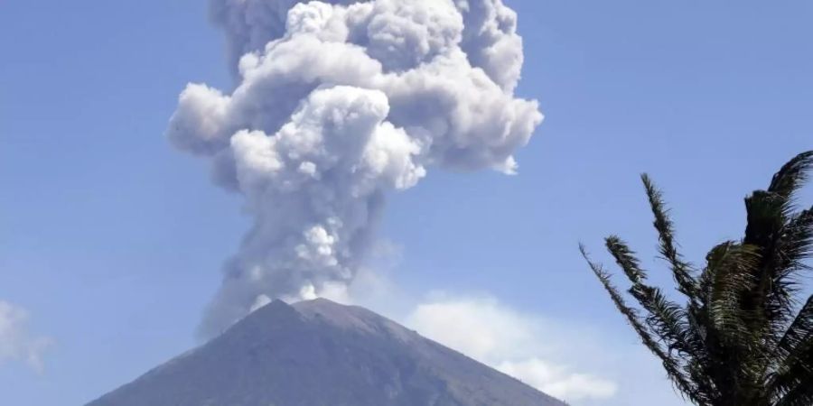 Immer wieder hält der Vulkan Agung die Menschen auf Bali mit kleineren und mittleren Eruptionen in Atem. Foto: Firdia Lisanwati/AP/Archiv