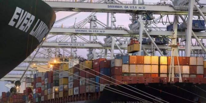 Container werden im Hafen von Savannah auf ein Schiff verladen.