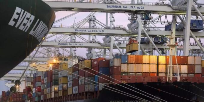 Container werden im Hafen von Savannah auf ein Schiff verladen. China