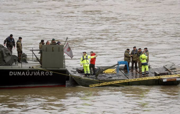 Mitglieder des ungarischen Militärs beteiligen sich auf einem Schiff an der Suche nach Überlebenden. Schiffsunglück