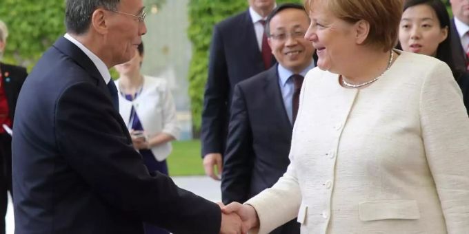 Bundeskanzlerin Angela Merkel empfängt im Bundeskanzleramt Wang Qishan, Vizepräsident von China, zu einem Gespräch. Foto: Wolfgang Kumm Bundeskanzlerin Angela Merkel empfängt im Bundeskanzleramt Wang Qishan, Vizepräsident von China, zu einem Gespräch. Foto: Wolfgang Kumm