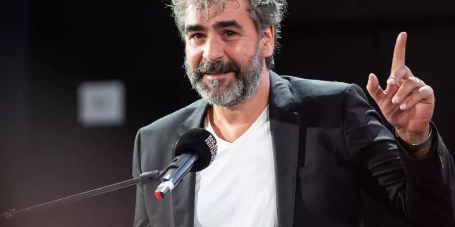 Deniz Yücel, deutsch-türkischer Journalist, spricht bei der Eröffnung der 69. Bad Hersfelder Festspiele. Foto: Swen Pförtner