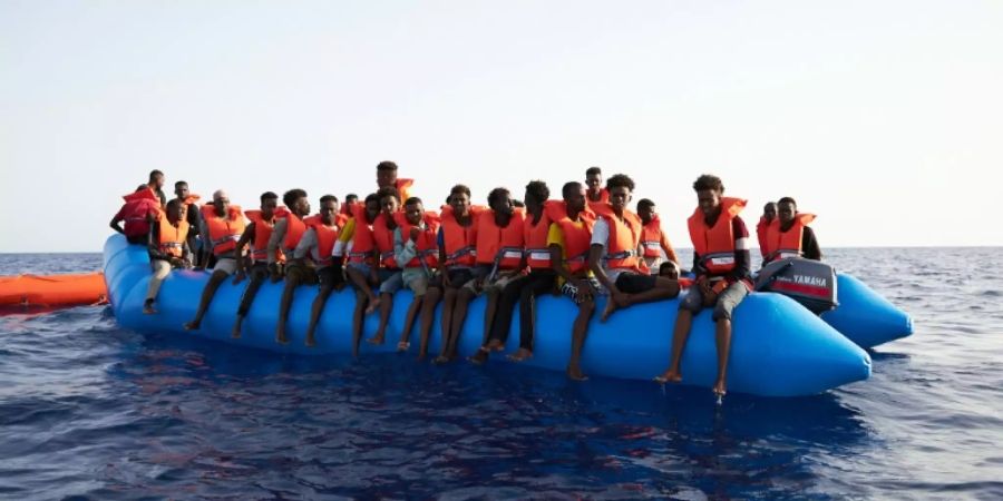 Überladenes Flüchtlings-Schlauchboot auf dem Mittelmeer