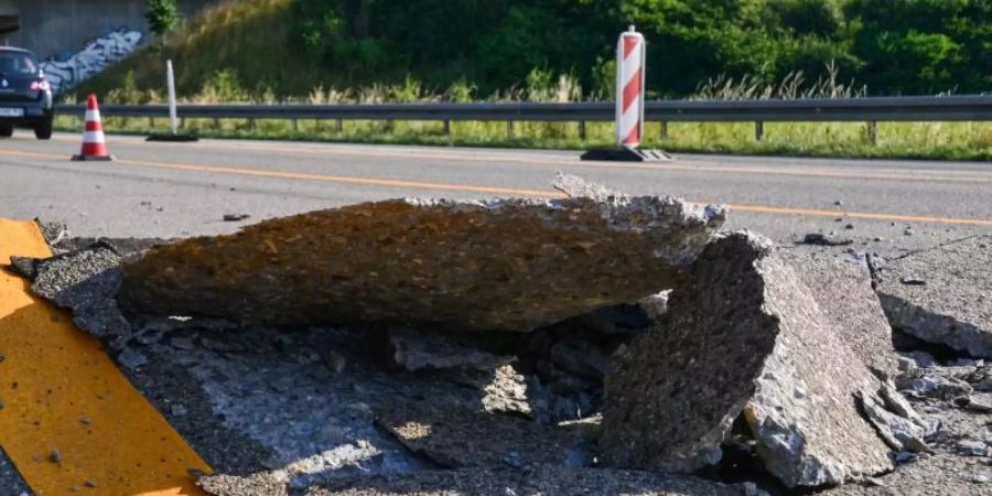 Wegen grosser Hitze ist eine Betonfahrbahn auf einer Autobahn aufgebrochen. Foto: Rene Priebe/Archiv