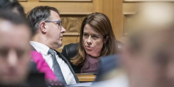 FDP-Nationalrat Peter Schilliger, links, diskutiert mit Parteipräsidentin Petra Gössi während der Wintersession der Eidgenössischen Räte im Dezember 2018. Peter chilliger Petra Gössi