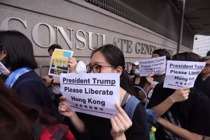 Demonstranten protestieren mit Schildern vor dem US-Konsulat und fordern US-Präsident Trump auf, das Thema mit dem chinesischen Präsidenten Jinping auf dem G20-Gipfel in Japan am 28.06. und 29.06.2019 anzusprechen. Proteste in Hongkong