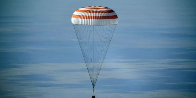 Die Sojus-Kapsel schwebt zur Erde hinab. ISS Raumfahrer