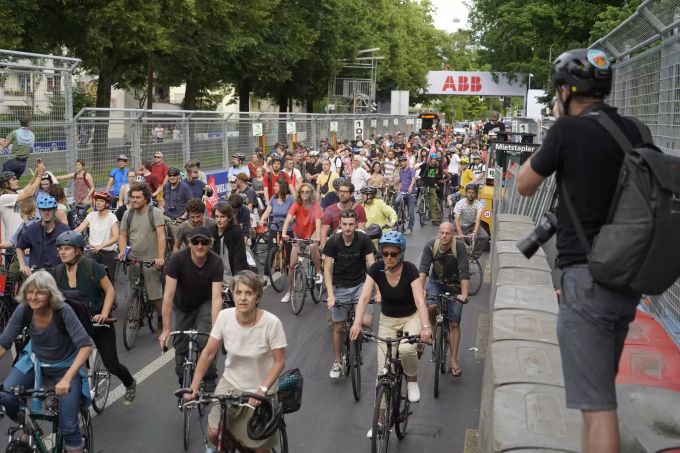Velofahrer demonstrieren bei «Formel E ade» gegen das E-Prix Autorennen, am Donnerstag, 20. Juni 2019, in Bern. (KEYSTONE/Adrian Reusser) Formel E