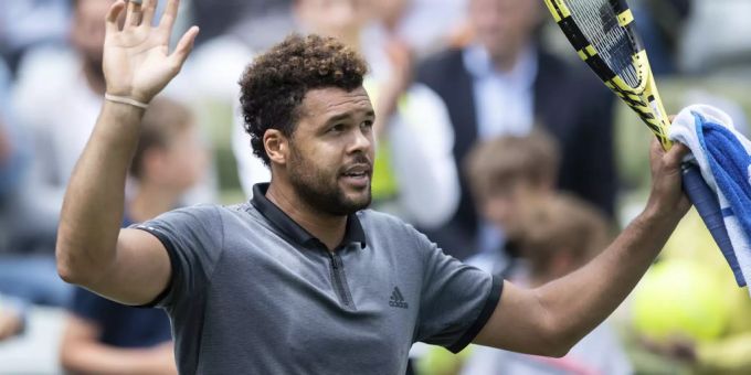 Jo-Wilfried Tsonga feiert seinen Sieg über Mischa Zverev am ATP-Turnier von Stuttgart. Jo-Wilfried Tsonga