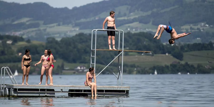 Nach dem meteorologischen hat am Freitag auch der astronomische Sommer begonnen. Die angekündigten heissen Temperaturen laden zum Sprung ins kühlende Wasser. (Archivbild)