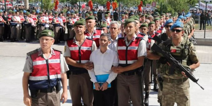 Vorführung von Angeklagten in Sincan im August 2017 putschversuch
