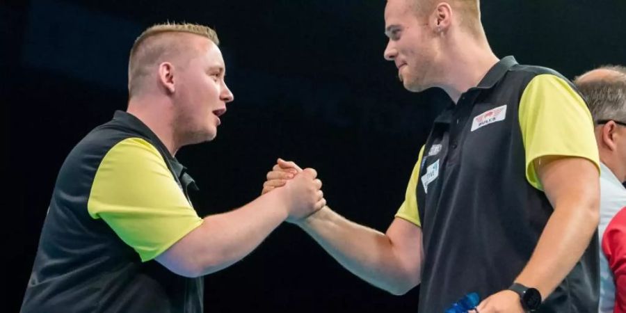 Haben bei der Darts-Team-WM nun Belgien vor der Brust: Martin Schindler (l) und Max Hopp. Foto: Daniel Bockwoldt