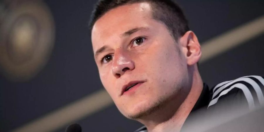 Julian Draxler spricht bei der Pressekonferenz in Venlo. Foto: Marius Becker