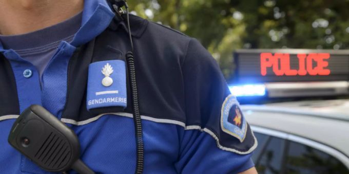 Die Taschenkontrolle der Polizei hatte zum Ziel, zu verhindern, dass Schüler Messer mit in die Schule bringen. (Französische Polizei, Symbolbild) polizei frankreich