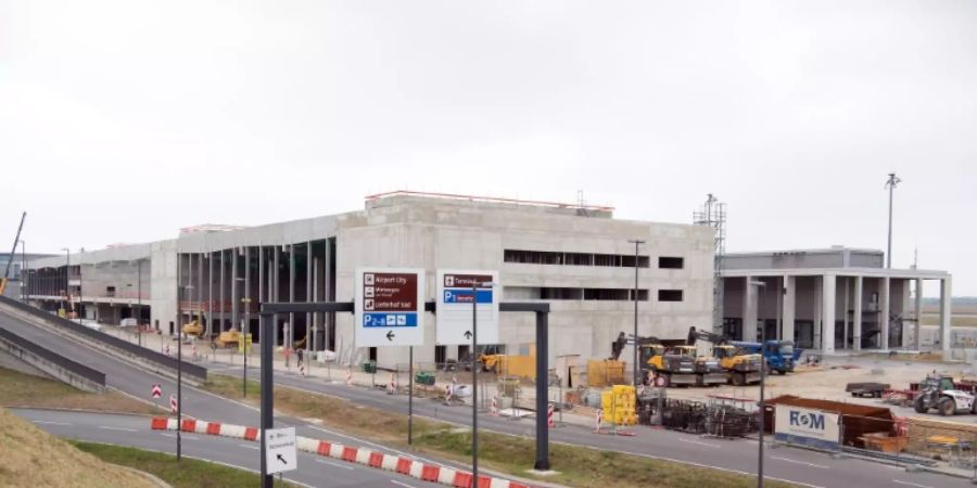 Terminal 2 in Berliner Flughafen BER feiert Richtfest