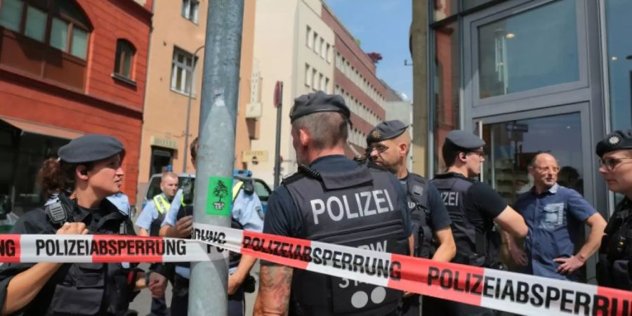 Polizeiabsperrung bei Razzia